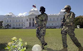  Marines  norteamericanos protegen el Palacio Nacional, en Puerto Príncipe, después de la salida de Haití del presidente Aristide.