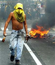 Un opositor porta  cócteles molotov  durante los disturbios de ayer en Caracas.