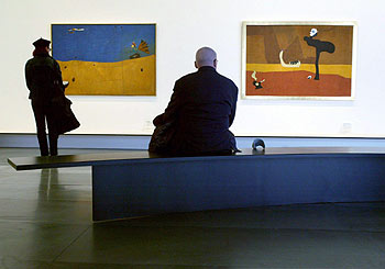 Una de las salas dedicadas a la exposición  Miró, el nacimiento del mundo  en el Centro Georges Pompidou de París.
