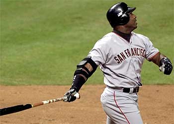 Barry Bonds, en octubre de 2001, tras batear su  home run  número 70 en su gran temporada.