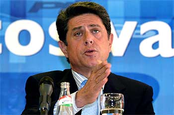 El ministro de Defensa, Federico Trillo, en la conferencia de prensa de Elche (Alicante), ayer.