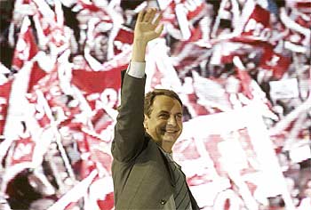 El líder del PSOE, José Luis Rodríguez Zapatero, ayer en el pabellón Príncipe de Asturias de Murcia.