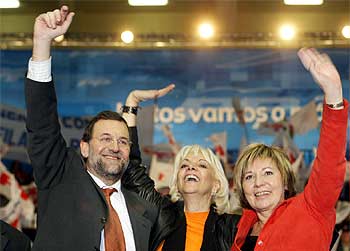 Rajoy, con Teófila Martínez (centro), candidata a la Junta andaluza, y Celia Villalobos,  número uno  por Málaga.