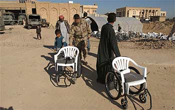 España distribuye sillas de ruedas en Irak