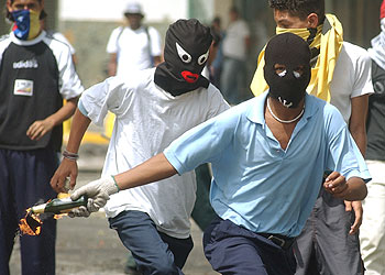 Opositores venezolanos lanzan  cócteles molotov  durante los disturbios de ayer en Caracas.
