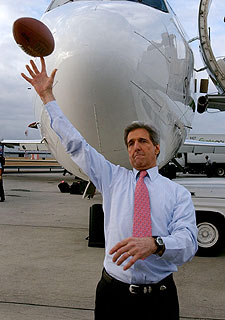 Kerry lanza un balón de fútbol americano ayer en el aeropuerto de Atlanta.