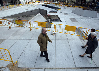 Estado de las obras de remodelación que actualmente están siendo realizadas en la plaza de Salvador Dalí.