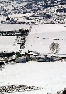 El pueblo de Ciriza, en el valle navarro de Etxauri, cubierto por la nieve en la mañana de ayer.