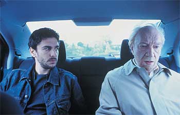 Leonardo Sbaraglia y Fernando Fernán-Gómez, en una imagen de  En la ciudad sin límites,  de Antonio Hernández.