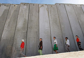 Desfile de moda frente al muro de la vergüenza
