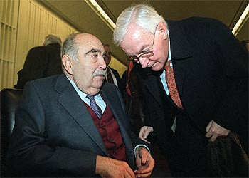 Fernando Lázaro Carreter, con Víctor García de la Concha, en la presentación de  El nuevo dardo en la palabra .