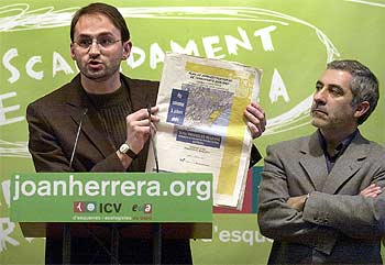 Gaspar Llamazares (a la derecha), junto a Joan Herrera, candidato de ICV-EUiA, ayer en Barcelona.
