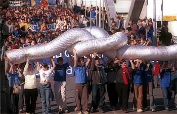 Manifestación contra el trasvase a su paso por el puente de Tortosa, en Tarragona.