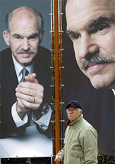 Un hombre camina junto a carteles del socialista Papandreu, ayer en Atenas.