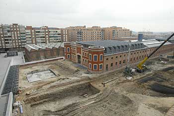 Un aparcamiento bajo los antiguos cuarteles de Retiro