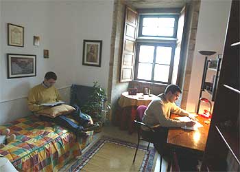 Dos seminaristas estudian en su habitación