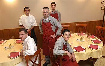 El equipo de la Taberna Laredo (con mandil negro, el  chef,  David Laredo).