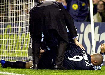 Ronaldo, en el suelo, es atendido de su lesión por el doctor Del Corral.