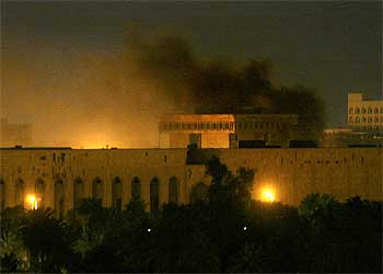 Una columna de humo se eleva desde la  zona verde,  sede de la Coalición en Bagdad.