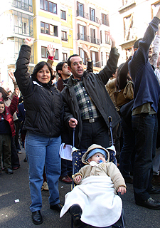 LOS TRES VIVEN EN UNA HABITACIÓN.