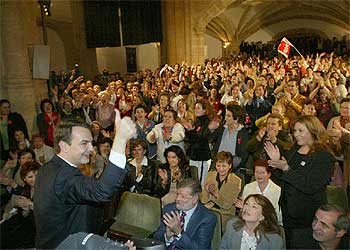 Rodríguez Zapatero y el presidente extremeño, Juan Carlos Rodríguez Ibarra, durante un acto electoral ayer en Cáceres.