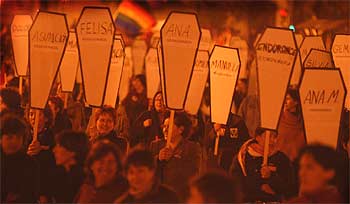 La manifestación por el Día de la Mujer que se celebró, en Valencia, hizo especial énfasis en la condena contra la violencia doméstica. rnrn SANTIAGO CARREGUÍ