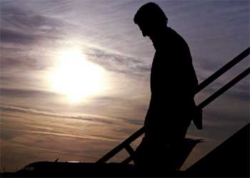 El candidato John Kerry, a su llegada el martes a Tampa, en Florida, de campaña por las primarias demócratas.