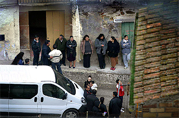 Familiares y amigos de los niños muertos en el incendio, concentrados ayer junto a la casa donde se produjo el siniestro el martes.
