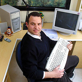 El ganador del primer premio de la sexta encuesta 'Ciberp@ís', Fulgencio Collado, en su casa de Murcia.