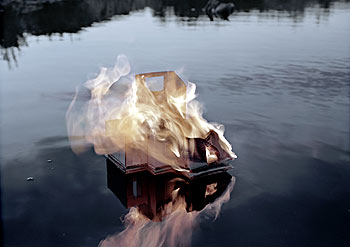 Una imagen del vídeo  Casa de humo,  de Javier Vallhonrat.