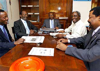 Miembros de la oposición guineana, durante una rueda de prensa ofrecida ayer en Madrid. En el centro, Severo Moto.