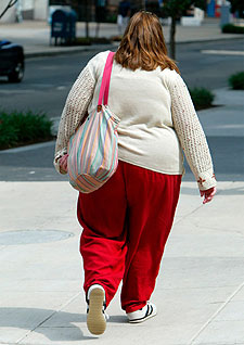 Una mujer obesa camina por las calles de Washington.