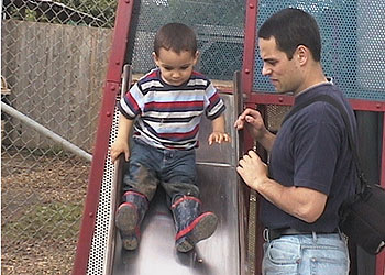 Álex Segura juega con su hijo en Washington.