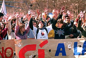 Manifestación de estudiantes, convocada espontáneamente para expresar la repulsa por los atentados,  a su paso por la  avenida Diagonal de Barcelona.