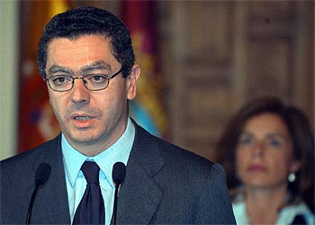 El alcalde Alberto Ruiz-Gallardón comparece para declarar tres días de luto oficial. Detrás, la concejal Ana Botella.