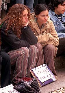 Dos jóvenes, en la concentración de la Universidad Pública Vasca.