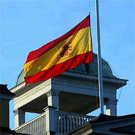 La bandera española, a media asta en la Embajada en Estocolmo.