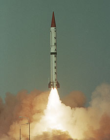 Pakistán prueba, el martes, un misil balístico de alcance medio.