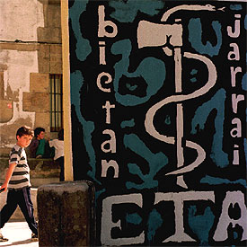 Pintada de ETA en una calle de Aginaga (Guipúzcoa), en 1998