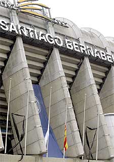 Banderas a media asta y lazos negros en señal de duelo en el estadio Bernabéu.