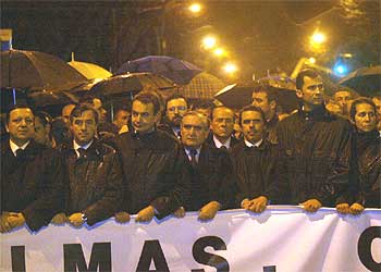 De izquierda a derecha, José Manuel Durão, primer ministro portugués; Ángel Acebes; José Luis Rodríguez Zapatero; Jean-Pierre Raffarin, primer ministro francés; Silvio Berlusconi, primer ministro italiano; José María Aznar; el príncipe Felipe y la infanta Elena, ayer durante la manifestación en Madrid.