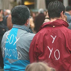 Dos ciudadanos de los 250.000 que se manifestaron ayer en Valladolid, con leyendas en sus cazadoras en solidaridad con Madrid.