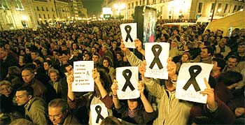 Cerca de un millón de ciudadanos salió ayer a la calle en Valencia para mostrar su rechazo al atentado terrorista.