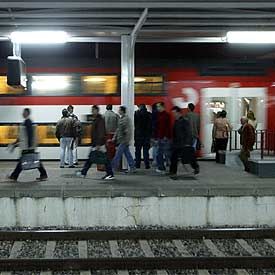Un grupo de viajeros, en una estación de la línea C-2.