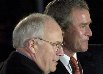 Dick Cheney (izquierda), junto al presidente Bush, cuando ambos tomaron posesión de sus cargos, en 2001.rnrnA la izquierda, un pedido de la empresa iraní Kala a Halliburton para que envíe material a Irán. A la derecha, declaración de Halliburton a la Comisión de Valores de EE UU en la que reconoce sus operaciones con Irán y Libia.