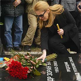 Los serbios recuerdan a Djindjic al año de su asesinato