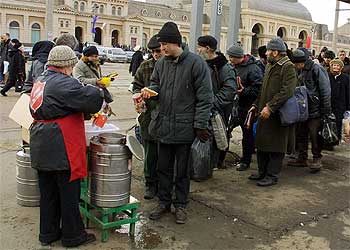 Voluntarios de una organización de caridad distribuyen sopa entre ciudadanos de Moscú.