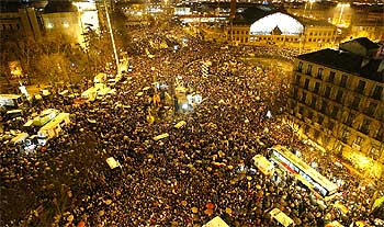 ATOCHA ZONA CERO. La plaza de Atocha se convirtió ayer en la Zona Cero de Madrid, donde cientos de miles de ciudadanos expresaron su rechazo a la violencia terrorista, que ha dejado 199 muertos en la capital y más de 1.400 heridos, en una gigantesca manifestación.