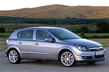 Los rasgos muy marcados de la carrocería, los resaltes de las aletas y la fuerza del nuevo frontal potencian la imagen deportiva del nuevo Opel Astra.