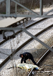 ASESINATO ENTRE LOS RAÍLES